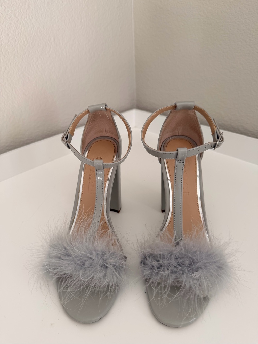 London Dune (Topshop) Light Gray Feather T‑Strap Block Heels